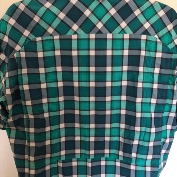 Under Armour Men's Large (L) Green Plaid Vented Moisture Wick Button Camp Shirt - Picture 6 of 7